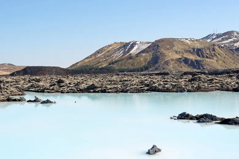 Águas azul-leitosas e vapor de uma lagoa geotérmica na Islândia