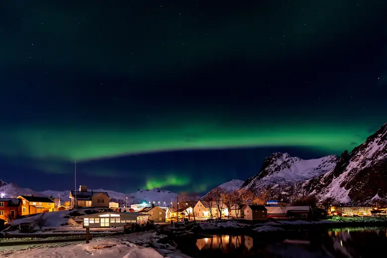 Aurora boreal verde sobre a paisagem costeira do norte da Noruega