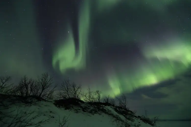 Aurora boreal intensa sobre o parque nacional de Abisko, na Suécia