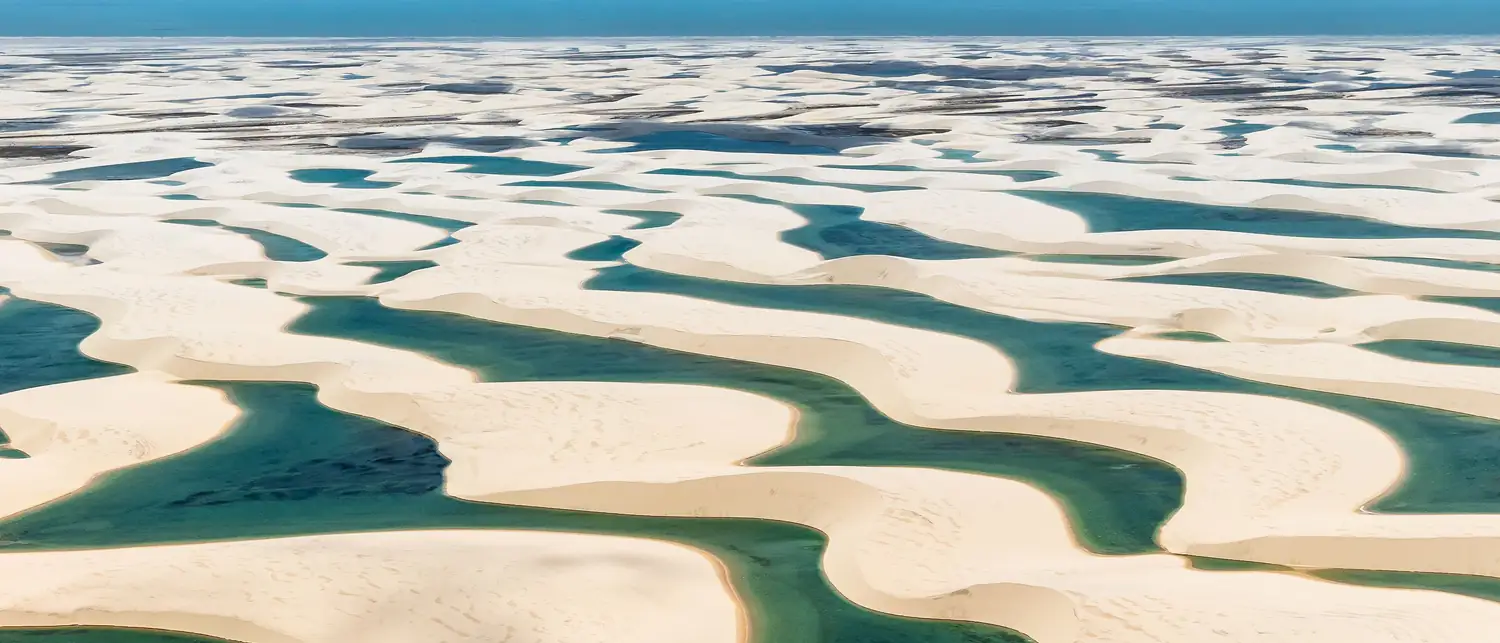 Lagoas azuis entre as dunas brancas dos Lençóis Maranhenses vistas do alto