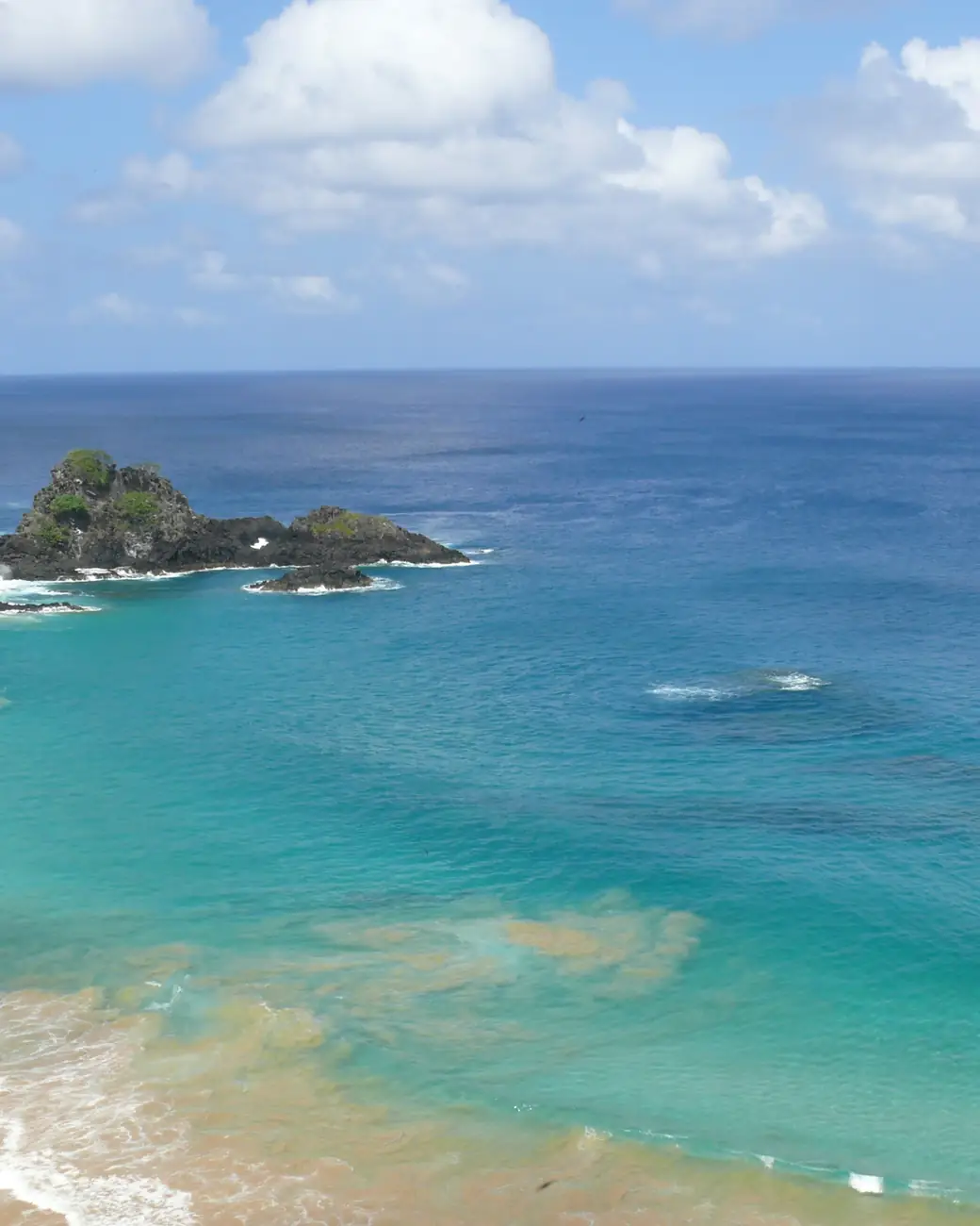Baía do Sancho, em Fernando de Noronha, vista do alto