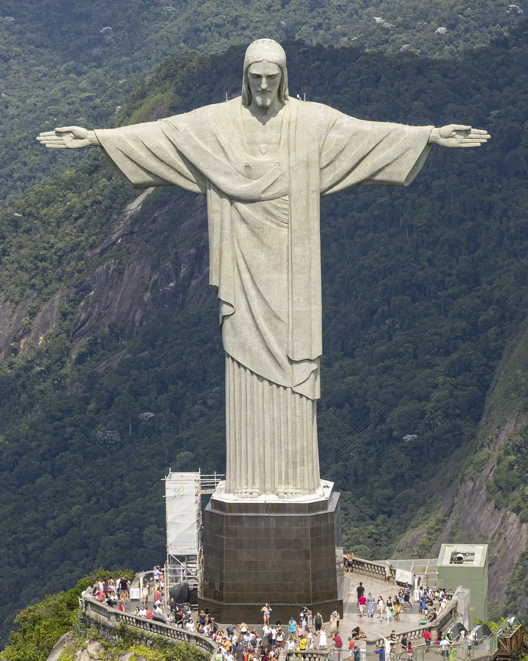 Cristo Redentor no alto do Corcovado, visto do céu, com o mirante aos pés
