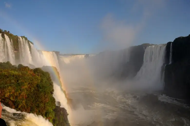 Garganta do Diabo vista da passarela, com a névoa subindo das quedas