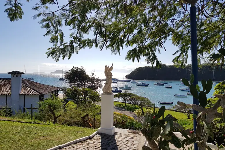 Enseada de águas claras em Armação dos Búzios