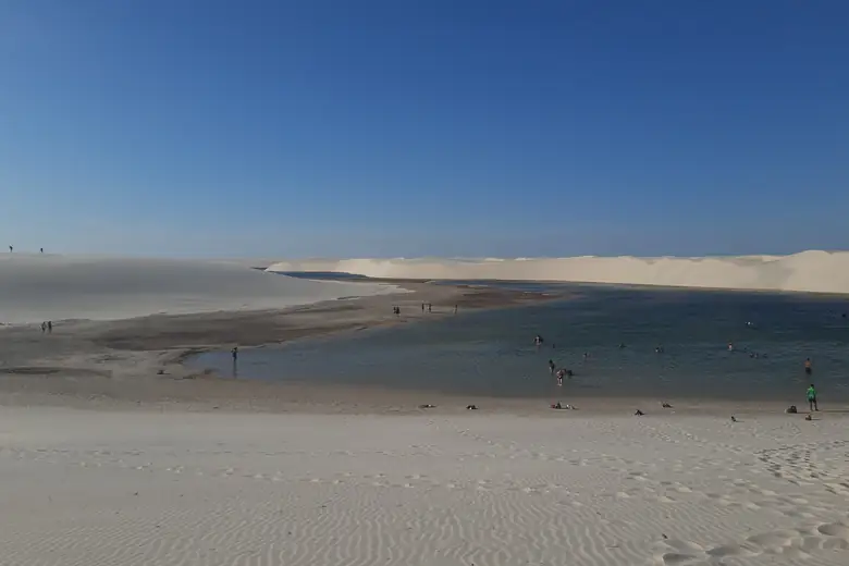 Dunas brancas e lagoas azuis dos Lençóis Maranhenses
