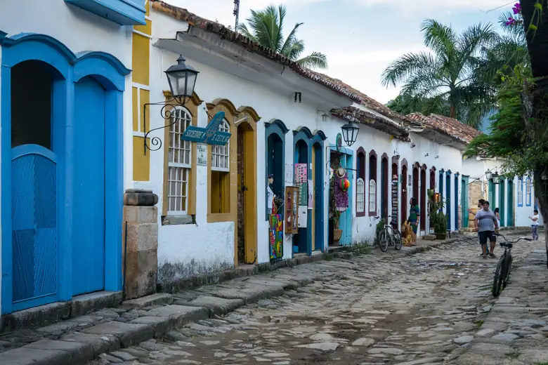 Rua de pedra de Paraty com casario colonial de portas coloridas