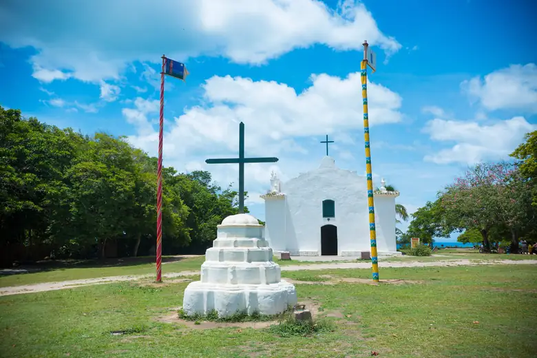 Quadrado de Trancoso com a igreja branca de São João Batista ao fundo