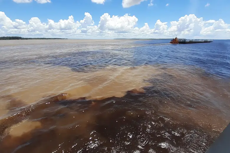 Encontro das águas dos rios Negro e Solimões, correndo lado a lado