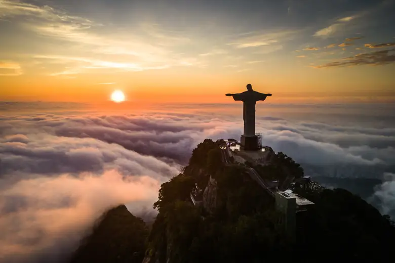 Cristo Redentor acima do mar de nuvens, ao amanhecer no Corcovado