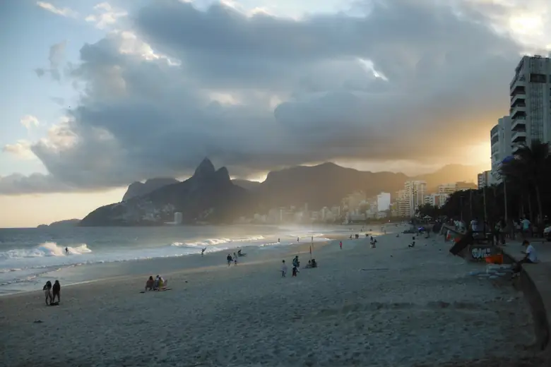 Praia de Ipanema com o morro Dois Irmãos ao fundo
