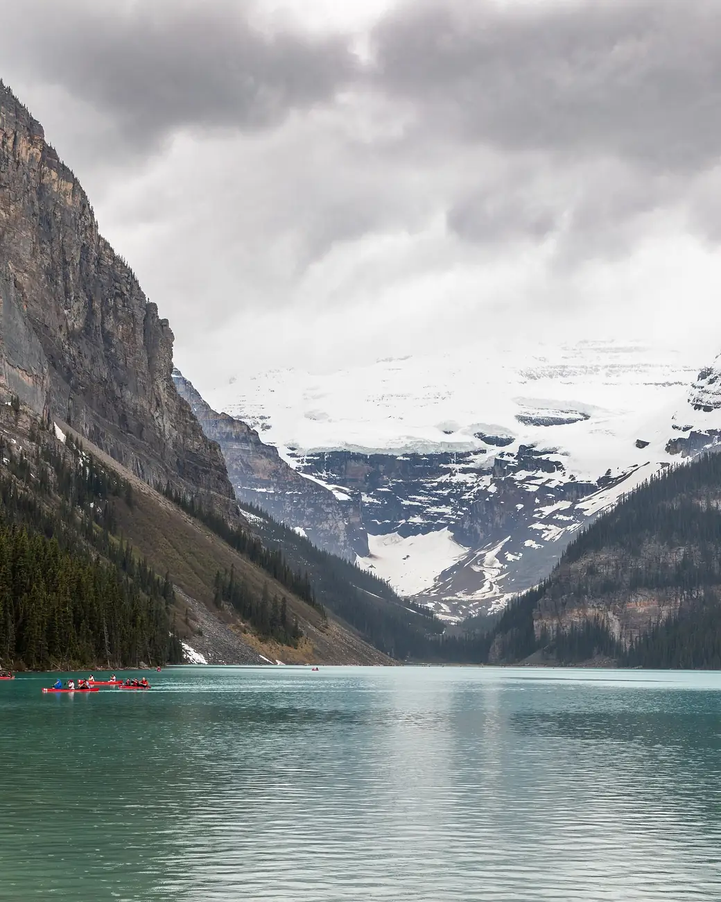 Lago Louise com suas águas turquesa e a geleira Victoria ao fundo, em Banff