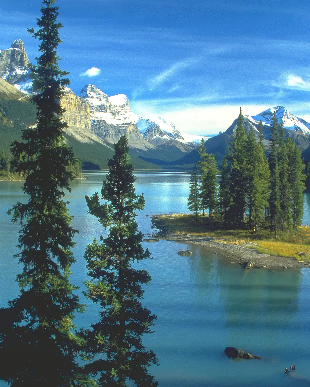 Spirit Island no Lago Maligne, cercada pelas montanhas de Jasper