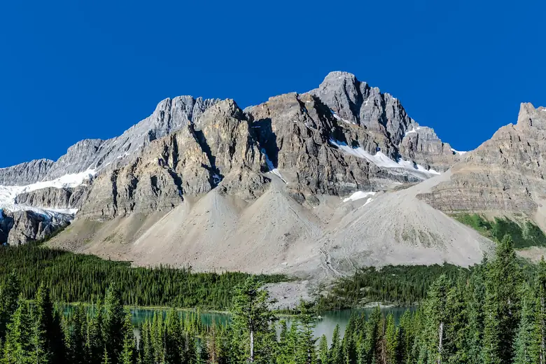 Lago Bow espelhando as montanhas na beira da Icefields Parkway