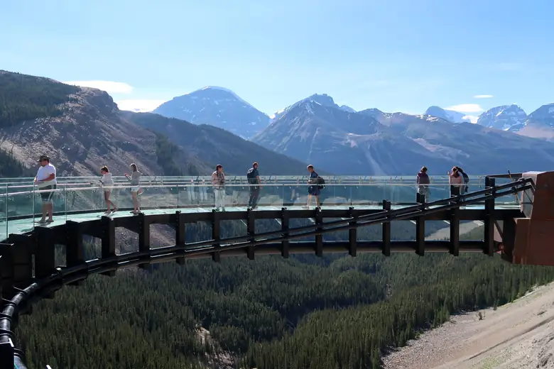 Passarela de vidro do Skywalk projetada sobre o vale Sunwapta