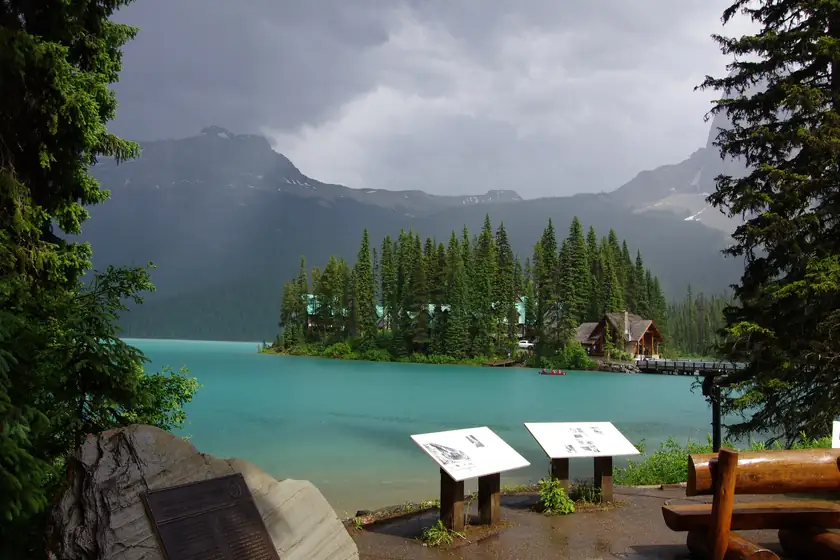 Águas verde-esmeralda do Emerald Lake em Yoho