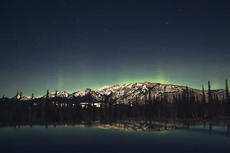Aurora boreal verde sobre as montanhas de Jasper