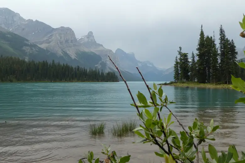 Águas verde-esmeralda do Lago Maligne em Jasper