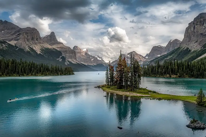Spirit Island com seus pinheiros no meio do Lago Maligne