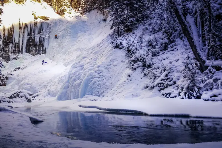 Cascatas congeladas nas paredes do Johnston Canyon no inverno