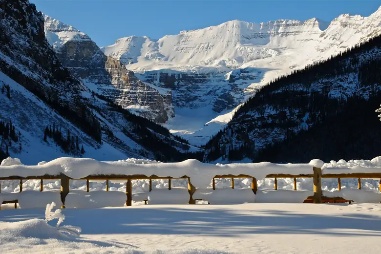 Lago Louise congelado no inverno, com a geleira Victoria ao fundo