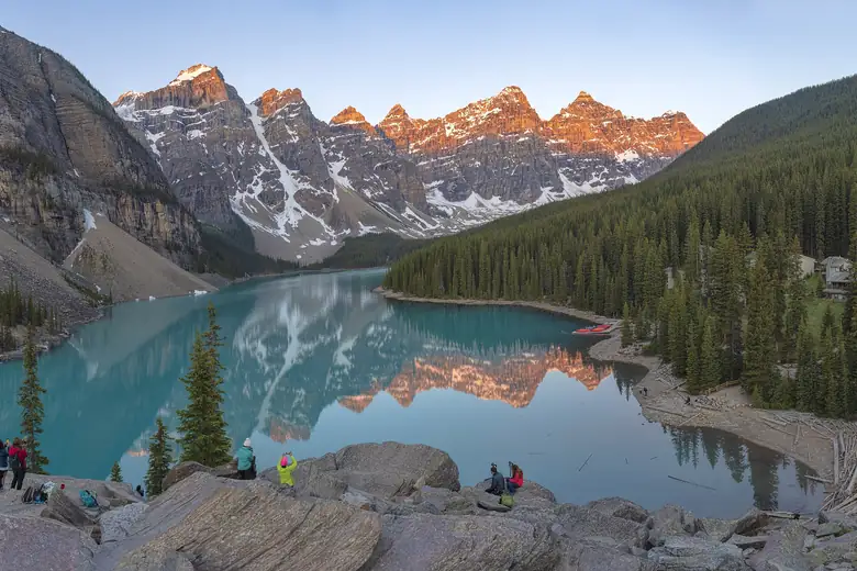 Lago Moraine e os picos do Vale dos Dez Picos ao amanhecer