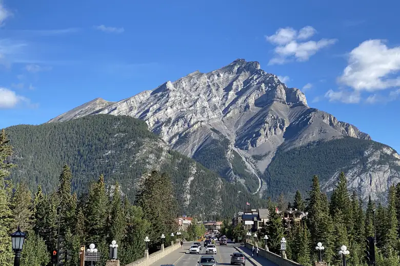Avenida de Banff com a Cascade Mountain ao fundo