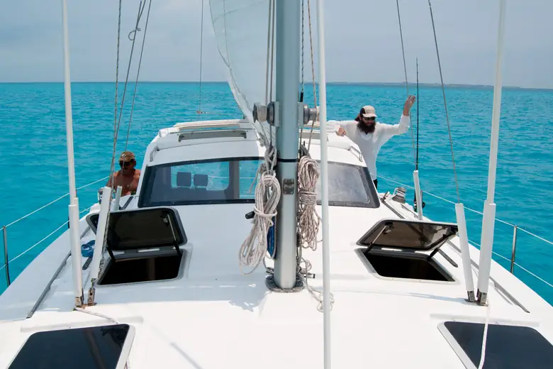 Catamarã navegando no mar turquesa rumo a Isla Mujeres