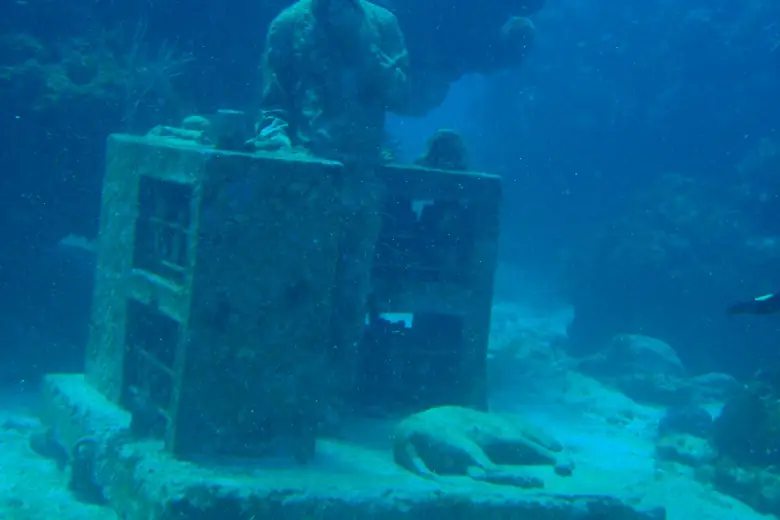 Esculturas submersas do museu subaquático MUSA, em Cancún