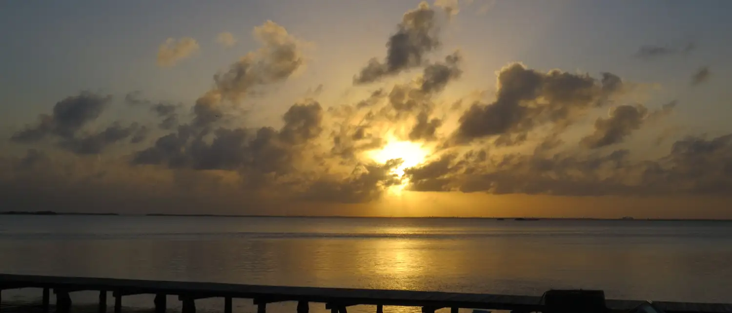 Entardecer dourado sobre o mar do Caribe Mexicano