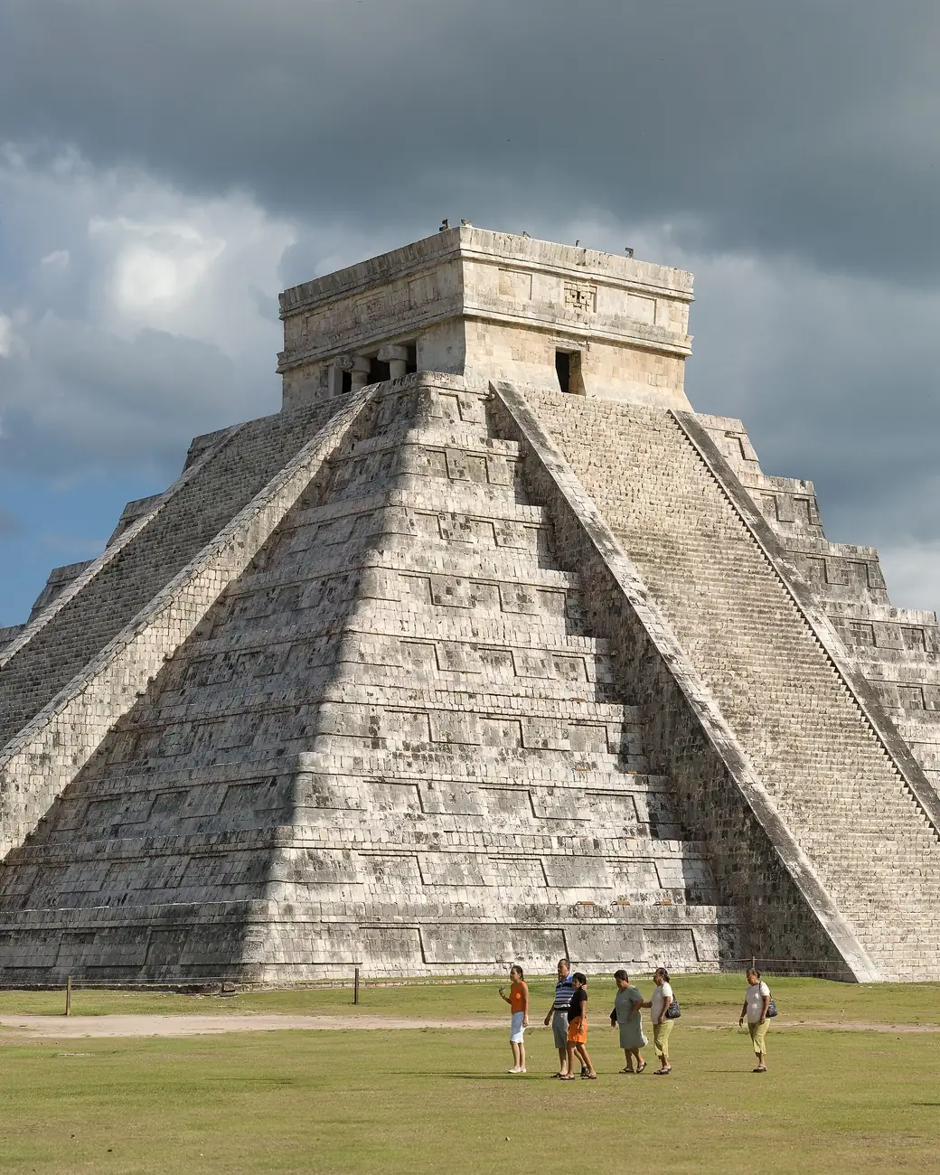 Pirâmide maia erguendo-se sobre a selva de Yucatán