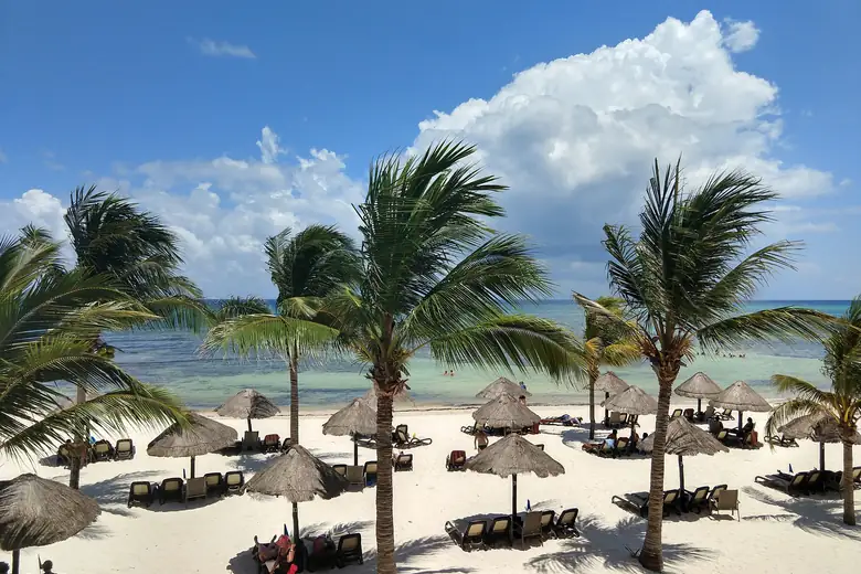 Palapas e cabanas à beira-mar na Riviera Maya