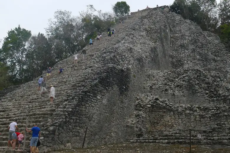 Pirâmide entre as árvores da selva em um sítio maia pouco visitado
