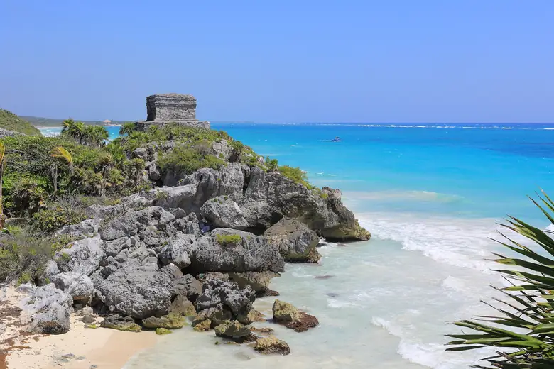 Ruínas de Tulum sobre a falésia, com o Caribe ao fundo