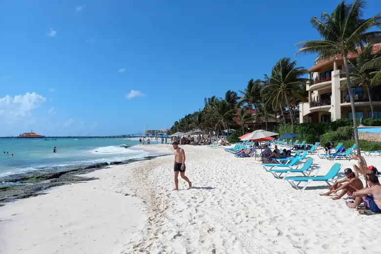 Praia e coqueiros em Playa del Carmen, na Riviera Maya