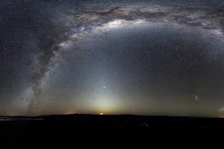 Via Láctea brilhando sobre o deserto do Atacama à noite
