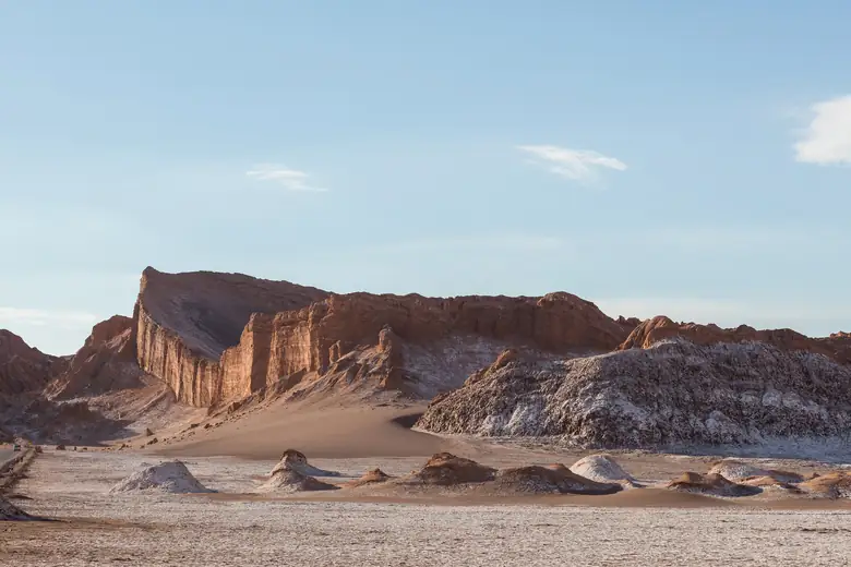 Dunas e cristas de sal do Valle de la Luna ao pôr do sol