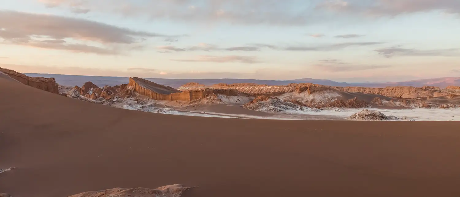 Paisagem desértica do Valle de la Luna ao entardecer, no Atacama