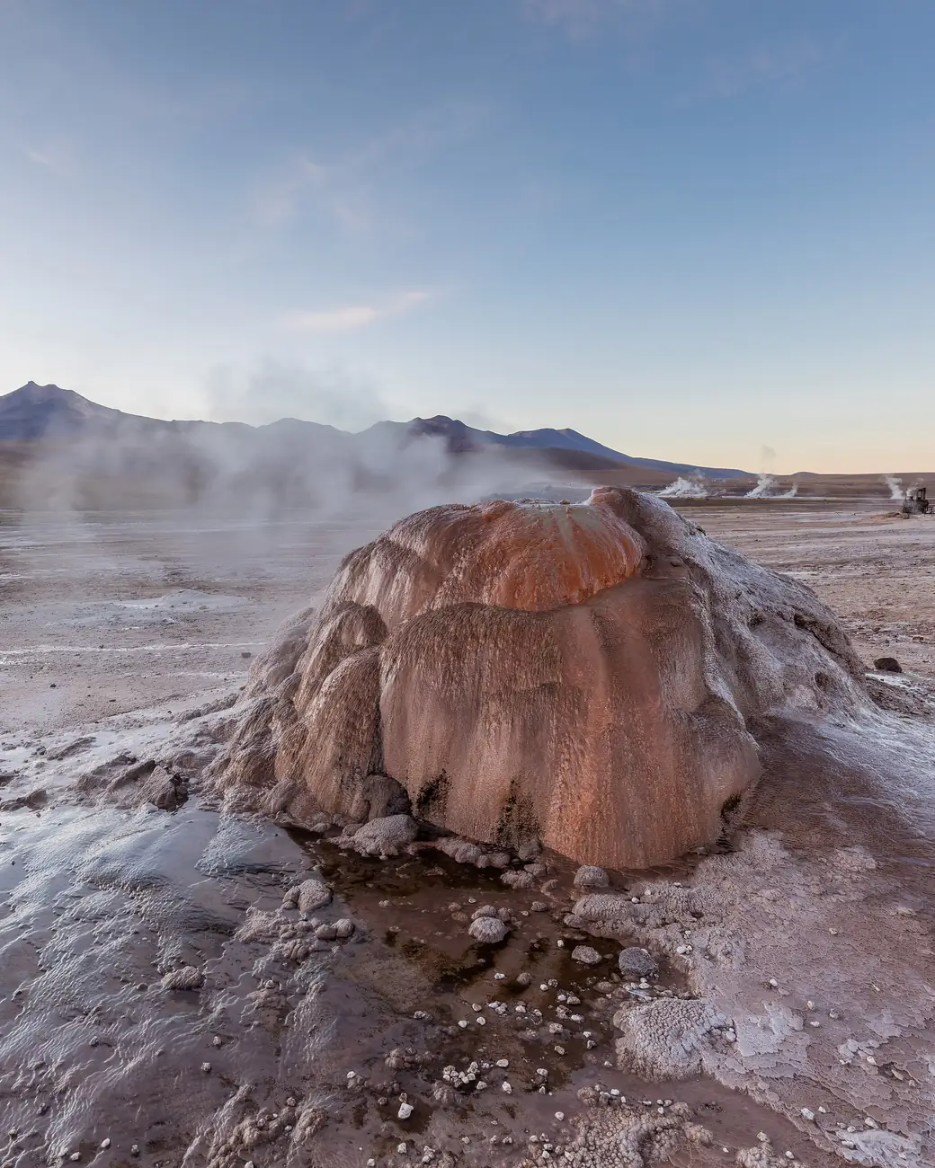 Formações de sal e dunas do deserto do Atacama sob luz dourada
