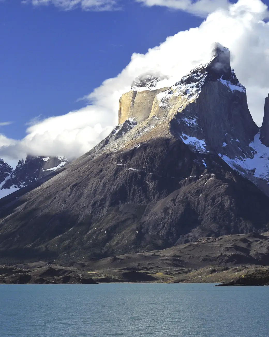 Torres de granito do maciço do Paine erguendo-se sobre a estepe patagônica