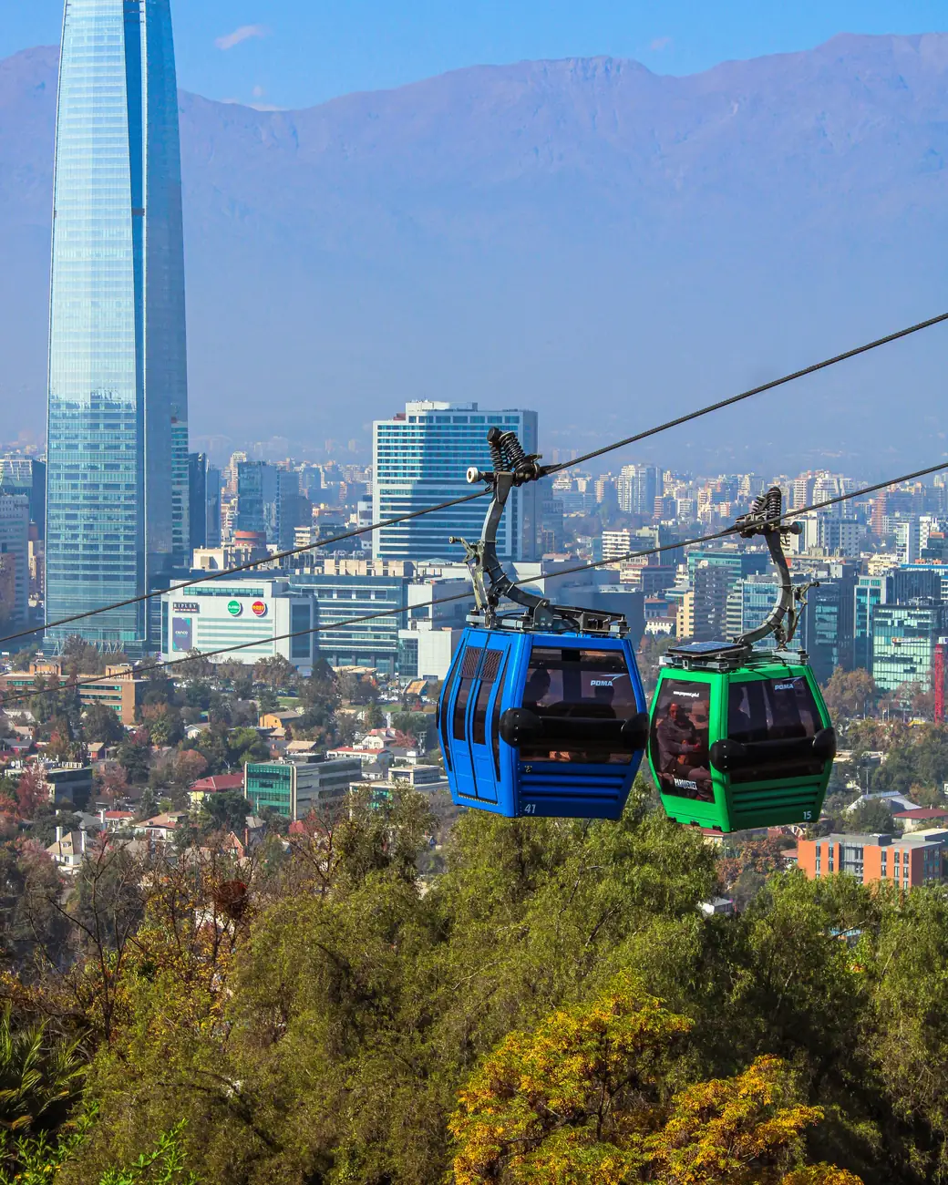 Skyline de Santiago com a cordilheira dos Andes nevada ao fundo