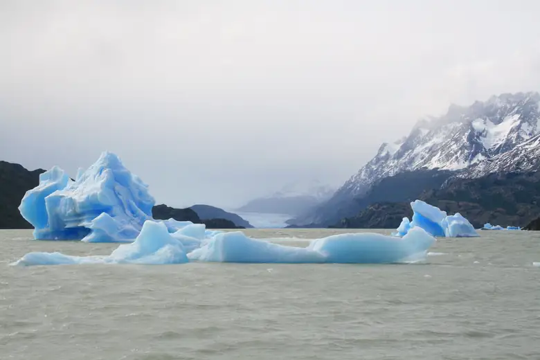 Parede azul do Glaciar Grey encontrando as águas do lago