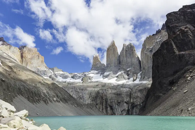 As três torres de granito de Torres del Paine vistas do mirante