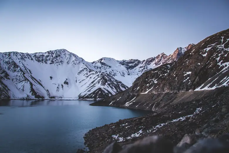 Montanhas nevadas dos Andes chilenos perto de Santiago