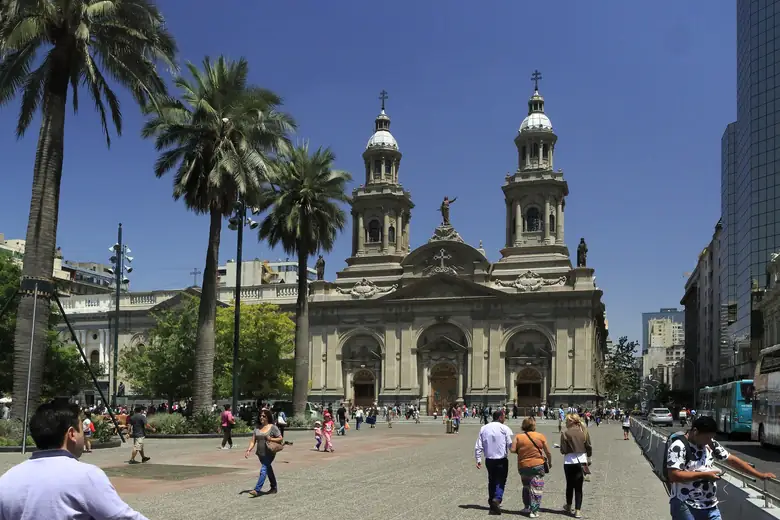 Rua arborizada e fachadas históricas no centro de Santiago