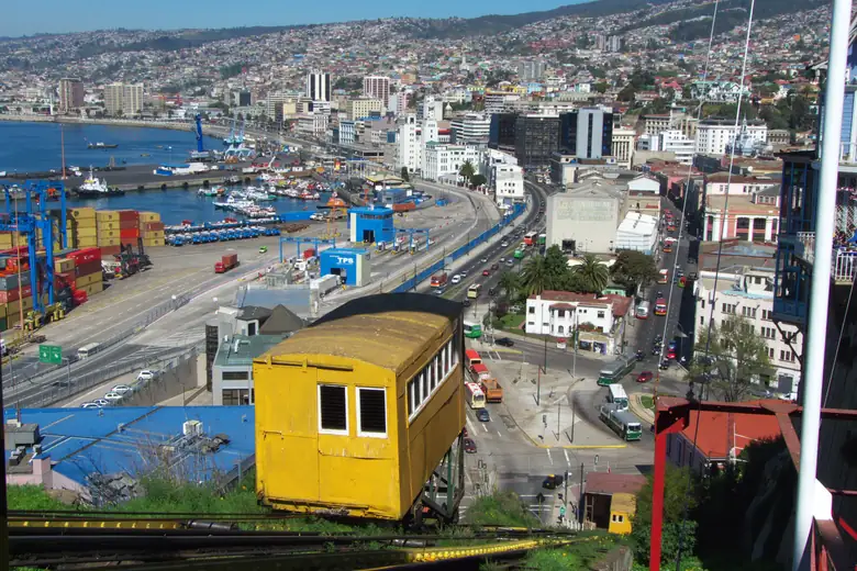 Casas coloridas cobrindo os cerros de Valparaíso diante do Pacífico