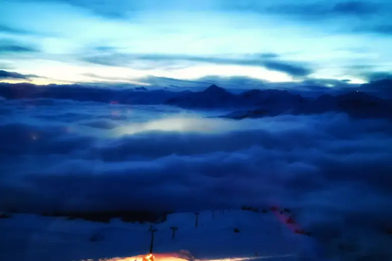 Anoitecer sobre o mar de nuvens em Sestriere, na Via Lattea