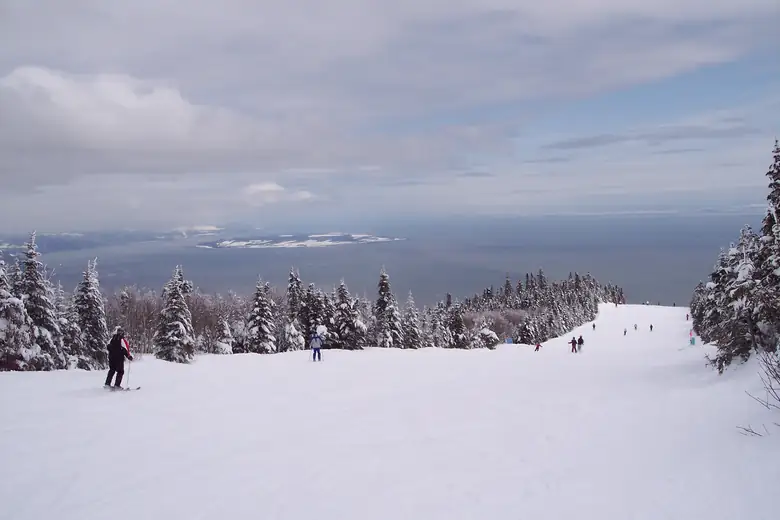 Le Massif de Charlevoix com o rio São Lourenço ao fundo