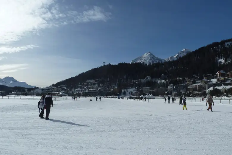 Lago congelado de Saint-Moritz com montanhas da Engadina