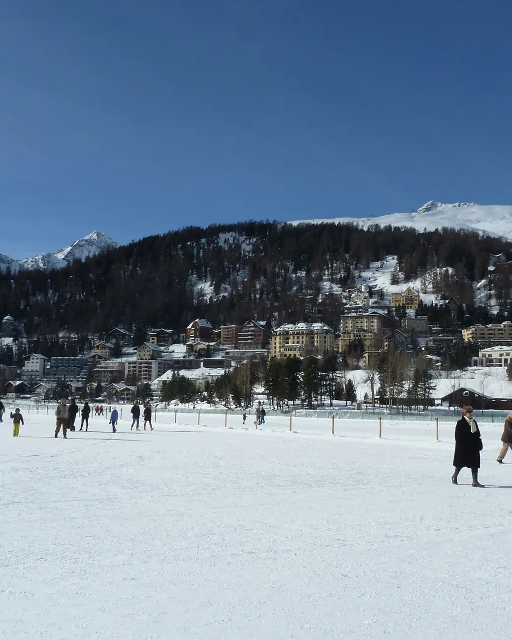 Saint-Moritz no inverno, com lago congelado e montanhas