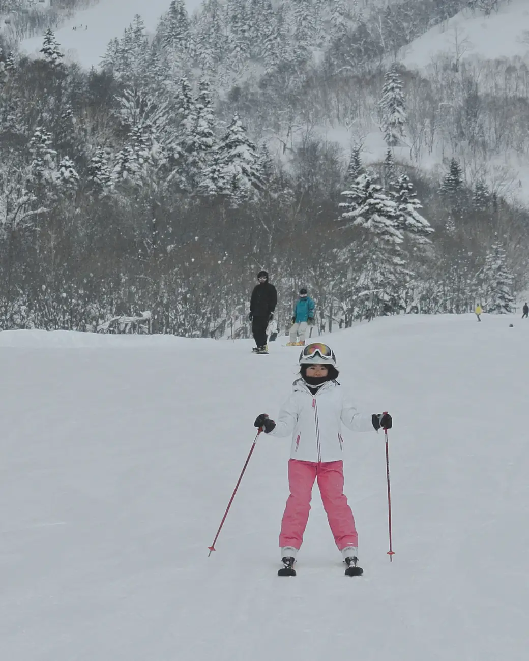 Esquiadores entre árvores nevadas em Kiroro, Hokkaidō